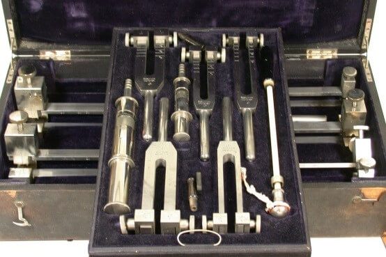 Ein Koffer voller Stimmgabeln und Pfeifen