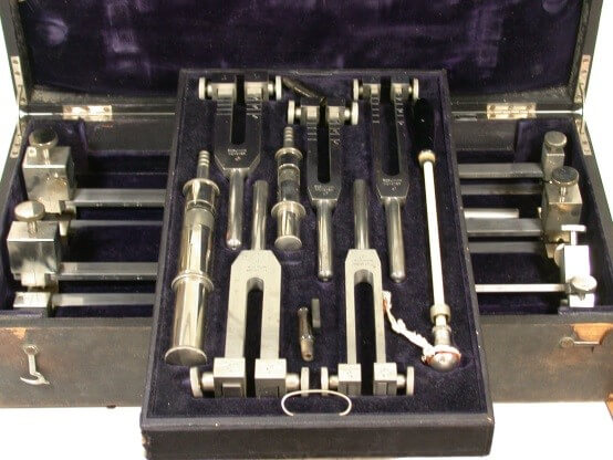 Ein Koffer voller Stimmgabeln und Pfeifen