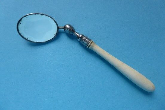 Manuel Garcia schaut um die Ecke - Ein Zahnspiegel in der HNO