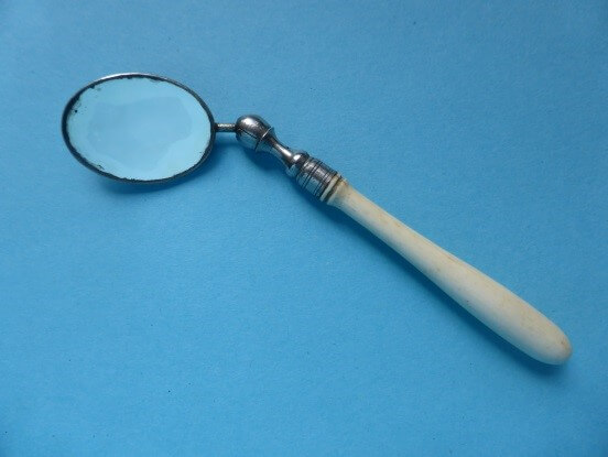 Manuel Garcia schaut um die Ecke – Ein Zahnspiegel in der HNO Manuel Garcia schaut um die Ecke - Ein Zahnspiegel in der HNO