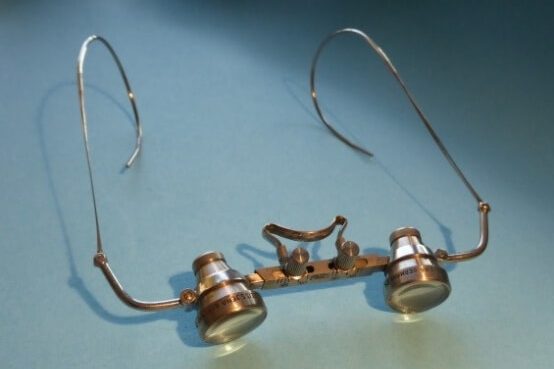 Lupenbrille versus Operationsmikroskop - Der Streit ist entschieden