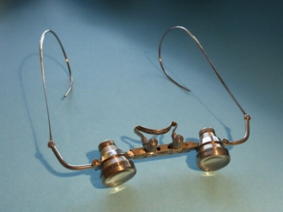 Lupenbrille versus Operationsmikroskop – Der Streit ist entschieden Lupenbrille versus Operationsmikroskop - Der Streit ist entschieden